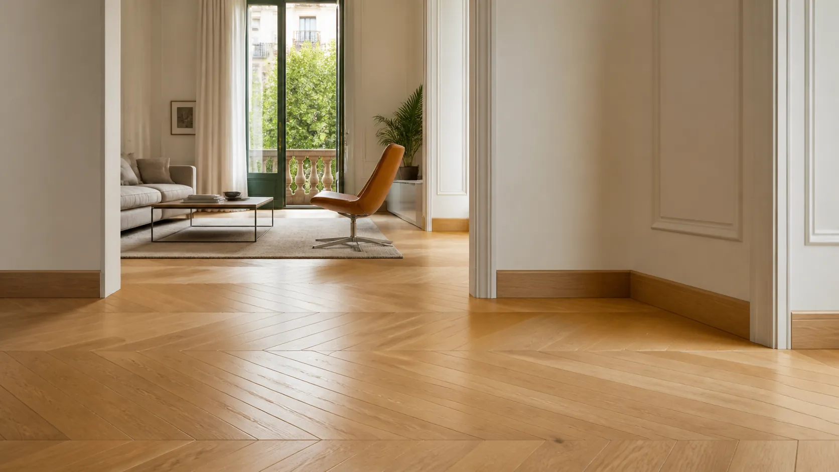 Paviment interior renovat amb acabat de fusta